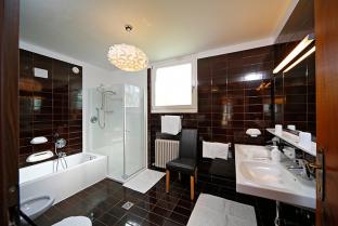 Gartensuite Deluxe - Bad mit Badewanne, Dusche, WC und Doppelwaschbecken
