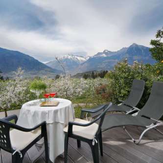 Terrasse mit Ausblick auf schneebedeckte Bergspitzen