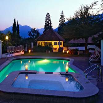 Pool bei Nacht