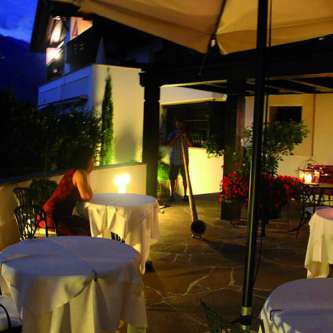 Alphornbläser auf der Terrasse des Riedingerhofs