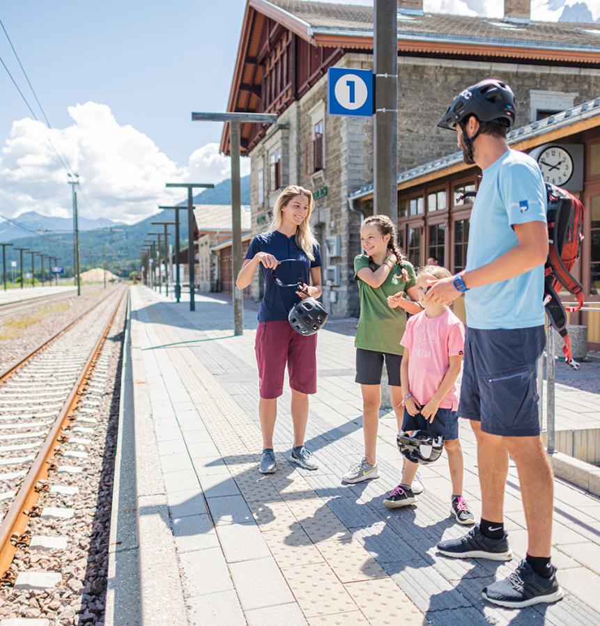 Ciclista alla stazione ferroviaria Ciclista alla stazione ferroviaria