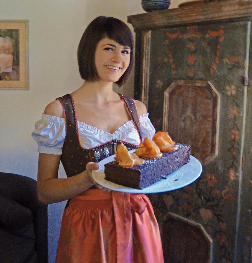 Julia mit einem Kuchen in der Hand Julia mit einem Kuchen in der Hand