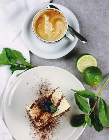 Blaubeerkuchen mit Kaffee