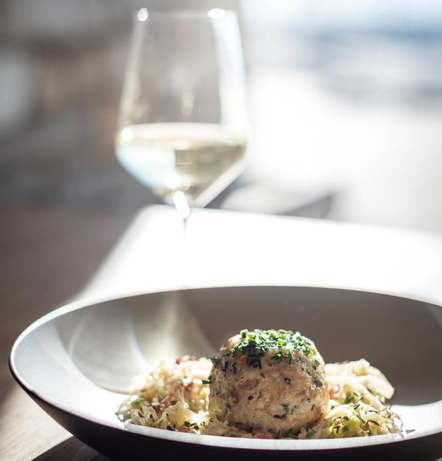 Knödel und Weißwein