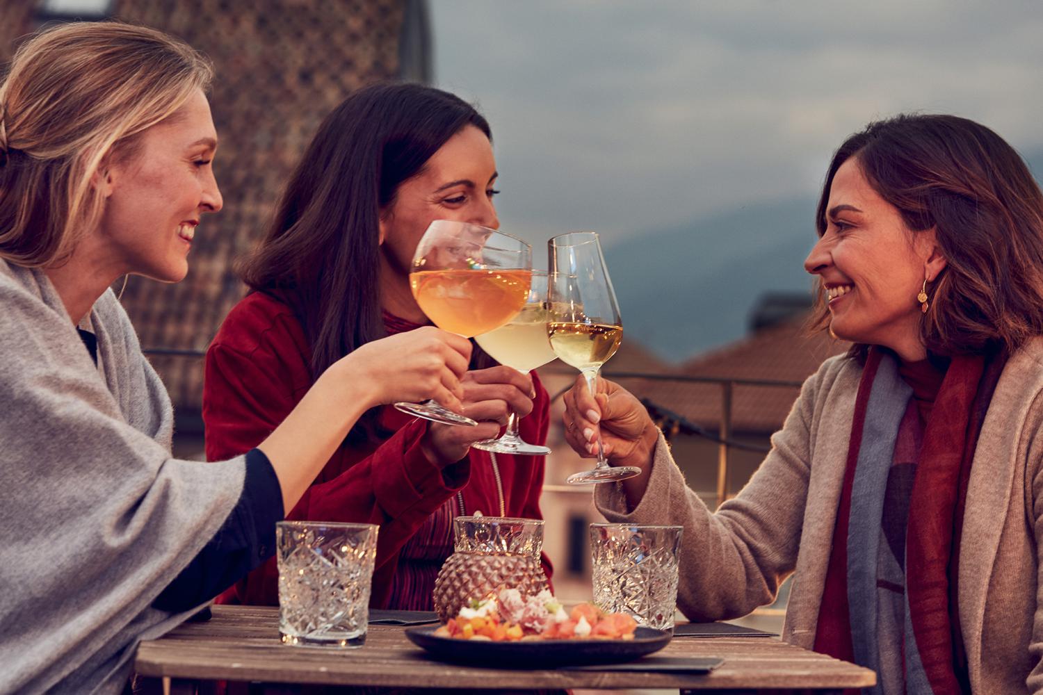 Frauen trinken einen Aperitif