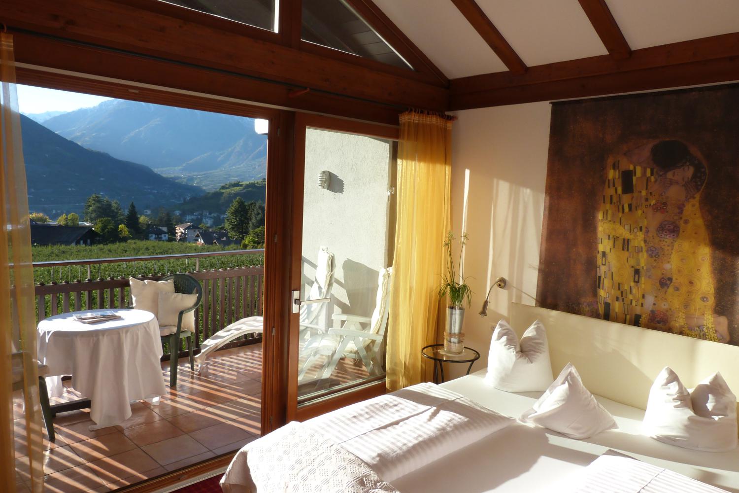 Schlafzimmer mit Balkon – Maisonette Apartment