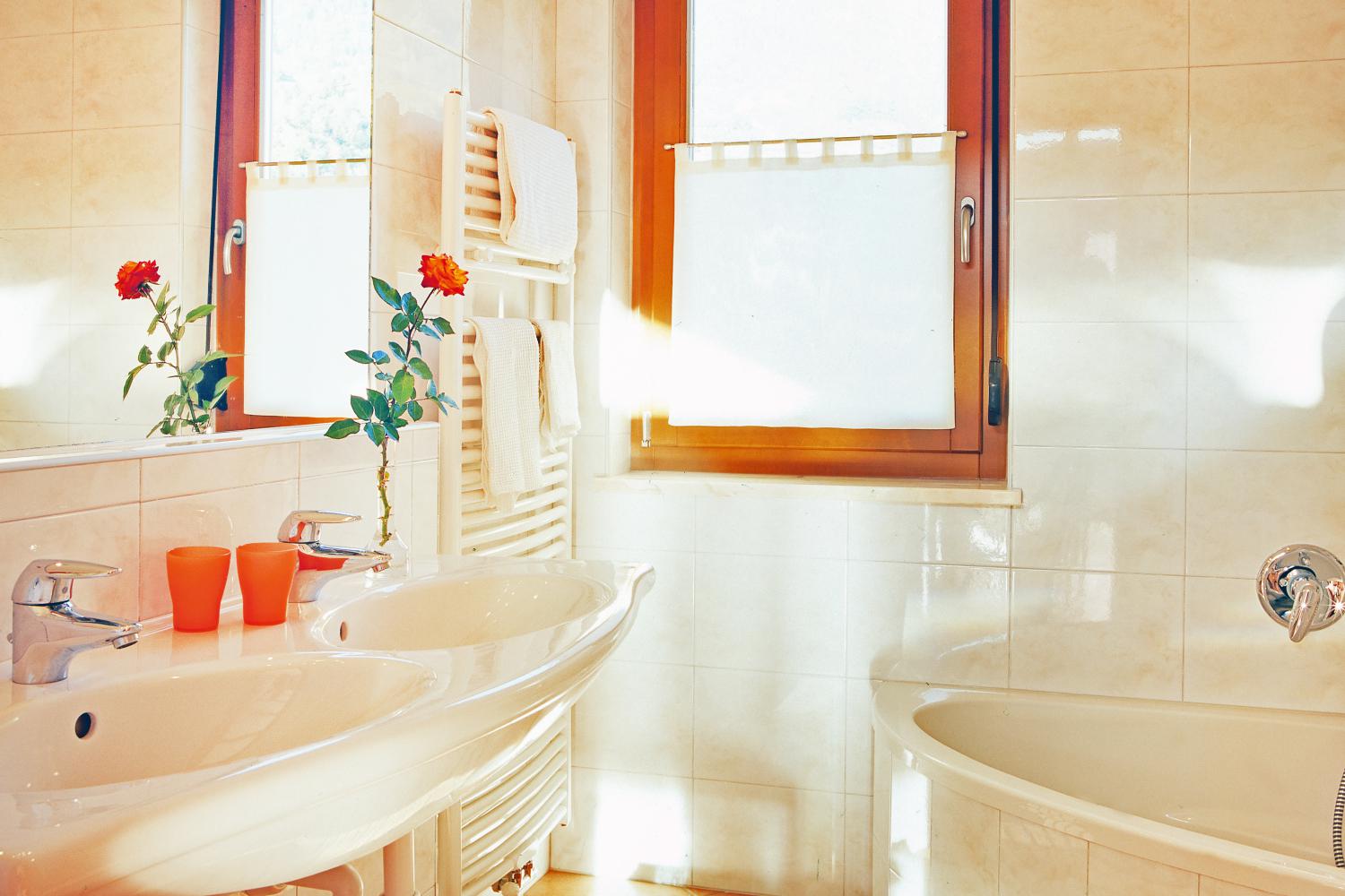 Bad mit Badewanne und Fenster – Maisonette Apartment