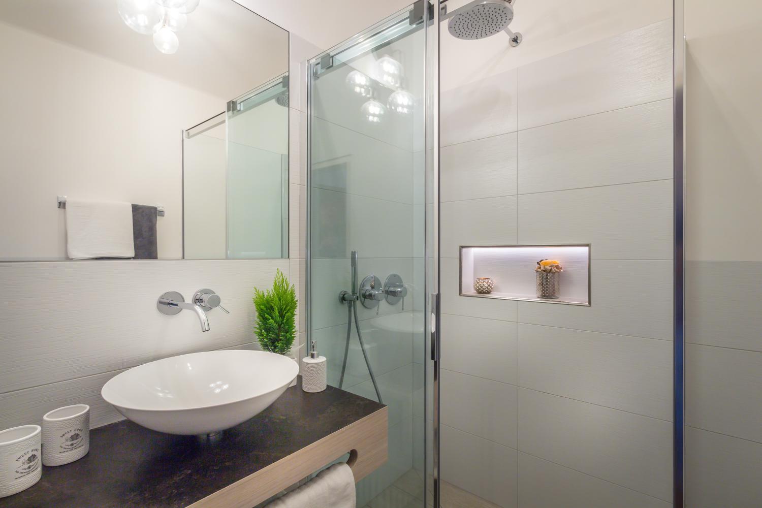 Badezimmer mit Regendusche – Doppelzimmer Elegance