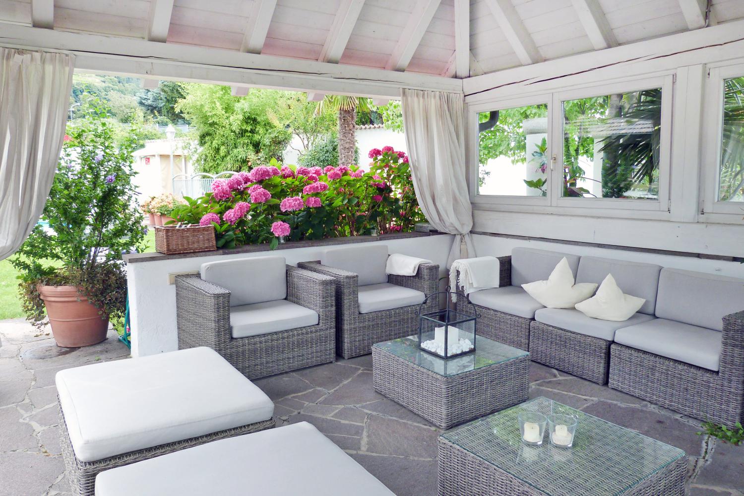 Pavillon mit gemütlicher Rattan-Sitzecke