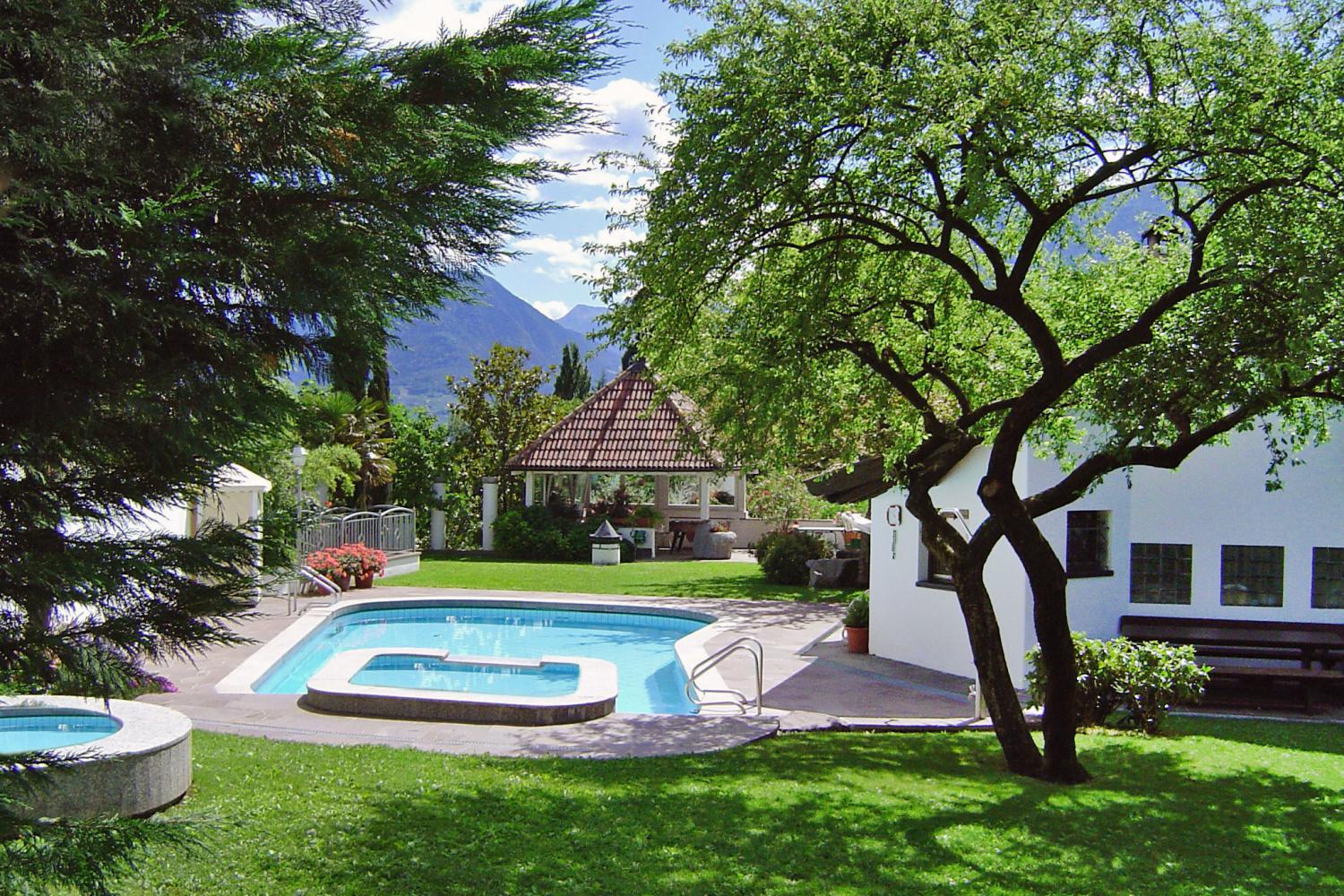 Gartenanlage mit Pool und Kinderbecken