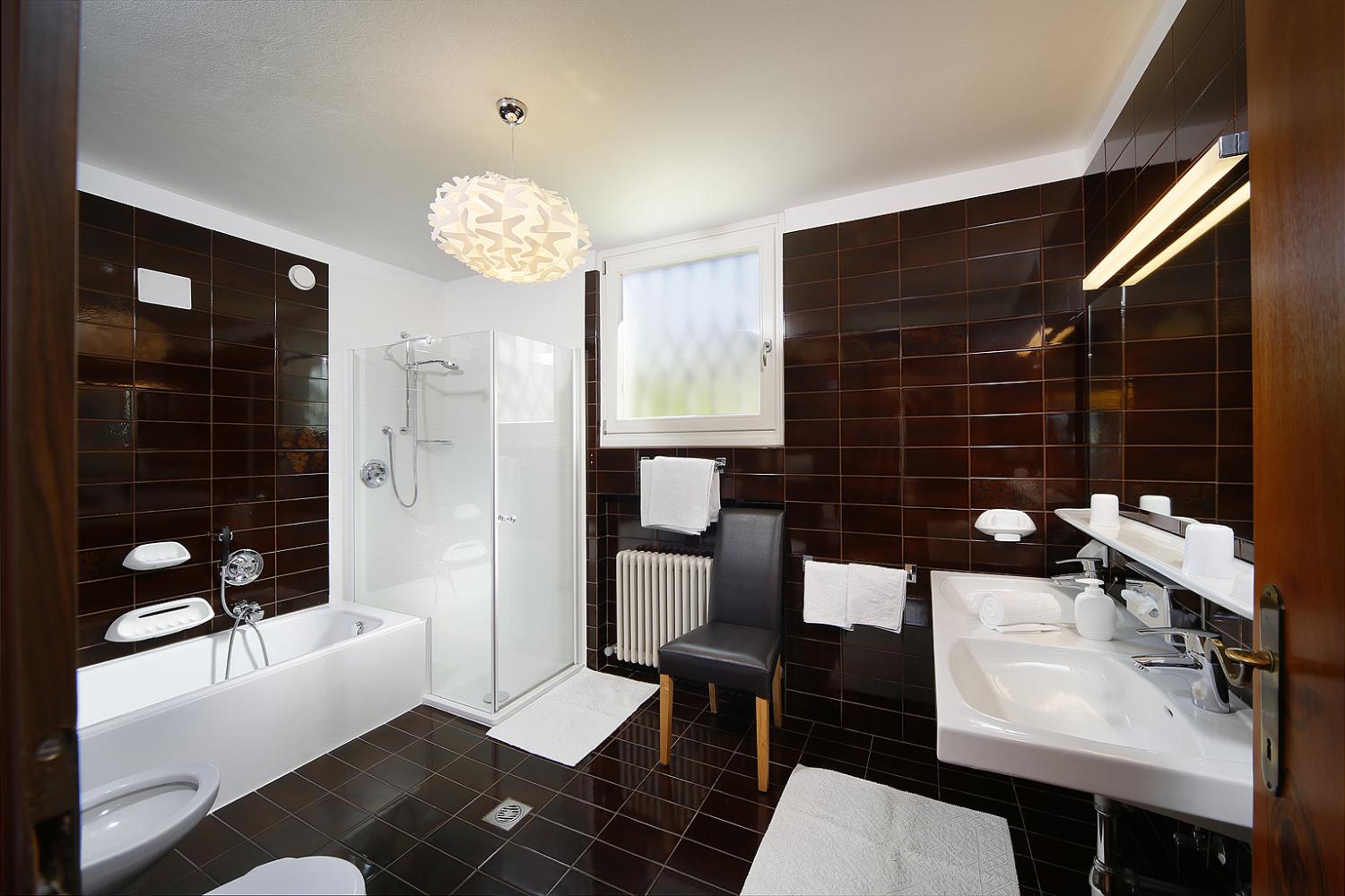 Bagno con vasca e doccia – Gartensuite Deluxe