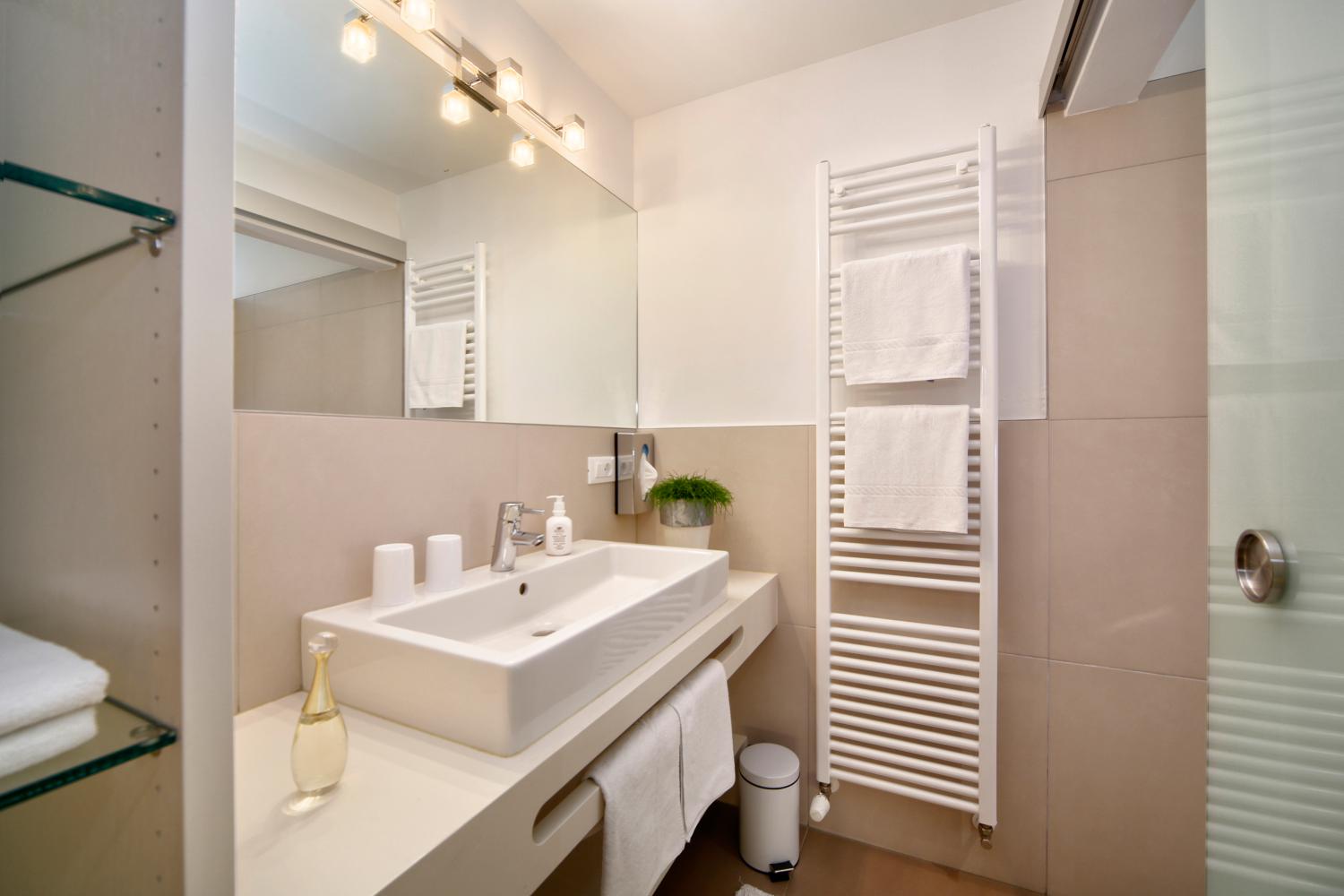 Badezimmer mit Dusche – Gartensuite Markise