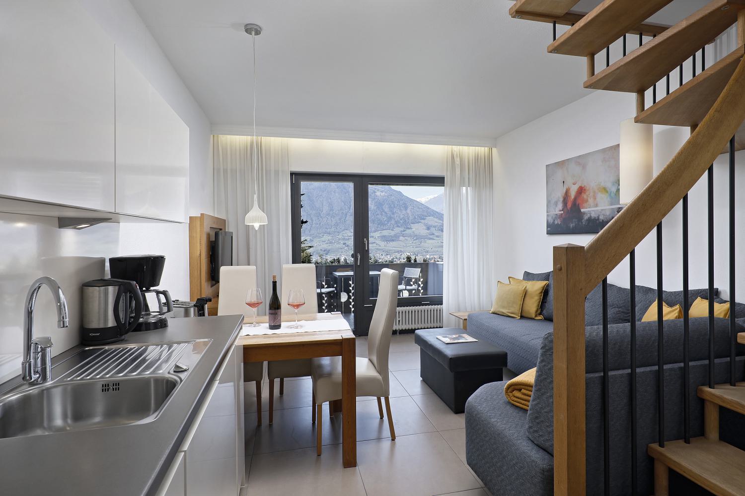 Wohnraum mit Küche &ndash; Maisonette Apartment