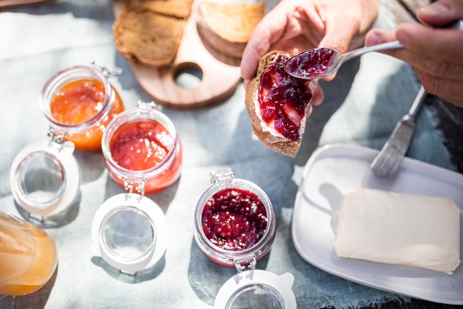 Marmelade auf Butterbrot streichen