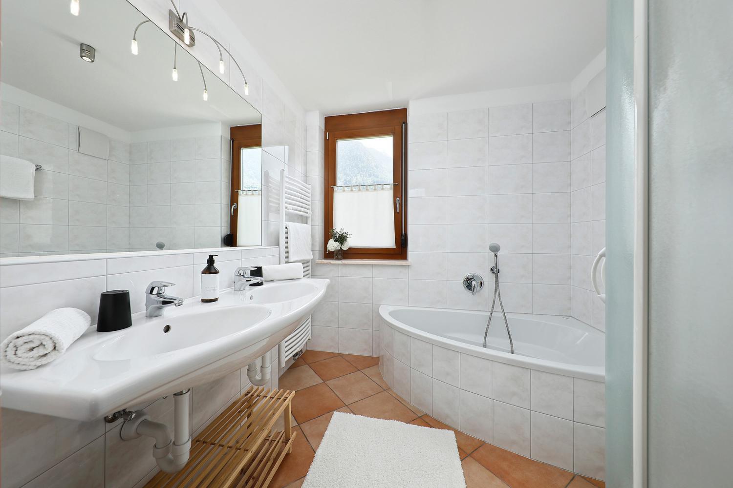 Stanza da bagno con vasca e finestra